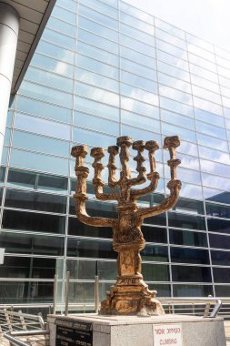 BEN GURION HAVAALANI, ISRAEL - 27 Eylül 2024. Ben Gurion Havalimanı 'nda yolcuları karşılayan Barış MeNORAH adlı önde gelen menorah, Salvador Dali tarafından yapıldı..