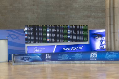 BEN GURION HAVAALANI, ISRAEL - 27 Eylül 2024. İsrail bayrağıyla birlikte havaalanından gelenler uçağa biniyor. Kimse yok..