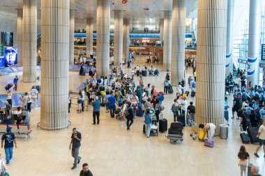 BEN GURION HAVAALANI, ISRAEL - 27 Eylül 2024. İsrail bayrağını taşıyan varış danışma kurulu bekleme odasında.