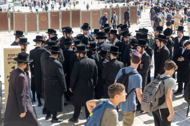 JERUSALEM, ISRAEL - 27 Eylül 2024. Siyah şapkalı Hasidik Ortodoks Yahudileri, Yahudi Yeni Yılı arifesinde Batı Duvarı 'nda toplanıp dua etmek için bir araya gelirler..