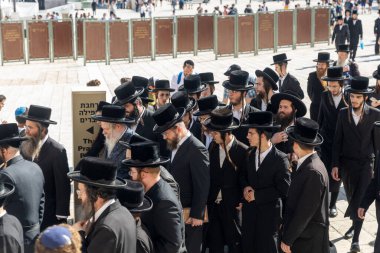 JERUSALEM, ISRAEL - 27 Eylül 2024. Geleneksel şapkalar giymiş bir grup Ortodoks Hasidik Yahudi, Yeni Yıl arifesi olan Rosh Hashanah 'ı anmak için Batı Duvarı' na doğru yola çıktı..
