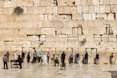 JERUSALEM, ISRAEL - 27 Eylül 2024. Batı Duvarı. Laik ve Ortodoks erkekler Duvar 'da birlikte dua ediyorlar..