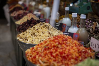 Markette çay için şekerli meyve satışı. Mango, limon, zencefil. Dopdolu kadehler var..