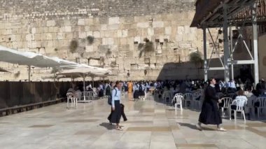 Kudüs, İsrail - 5 Ekim 2024 Ortodoks Yahudi ilahiyat fakültesi öğrencileri, kızlar, eşleşen mavi bluzlar ve siyah eteklerle Sukkot arifesinde Batı Duvarı 'nda dua ediyorlar.