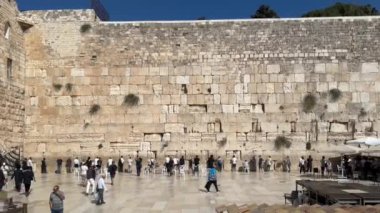 Kudüs, İsrail - 5 Ekim 2024, Ortodoks erkekleri Sukkot arifesinde Batı Duvarı 'nda namaz kılarlar..