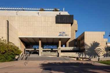 Tel Aviv, İsrail - 7 Ekim 2024: Yahudi Halkı Anu Müzesi, daha önce Beit Hatfutsot olarak biliniyordu. Müzenin yakınına park edilmiş bisikletler. Avuçlar yakında