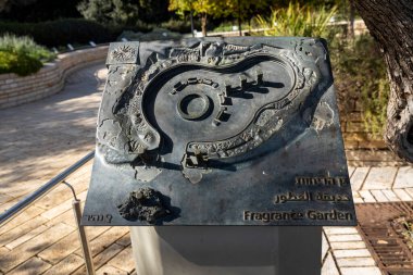 Zichron Yaakov, Ramat HaNadiv, İsrail - 22 Ekim 2024, The Parfüm Garden. Bahçenin haritası olan metal bir plaket..