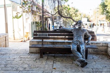 Zikhron Yaakov, İsrail - 20 Ekim 2024, Zichron Yaakov 'da öğle yemeği molası heykeli, heykeltraş John Seward Johnson II, İşçi -   