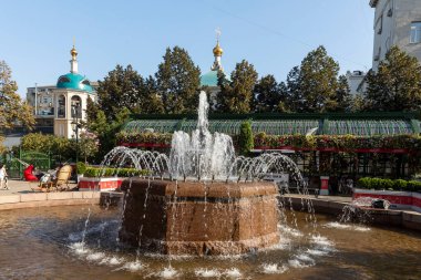 Moskova, Rusya - 24 Ağustos 2024, Tverskaya Meydanı 'ndaki Merkez Çeşme, belediye binasının karşısında, Yuri Dolgoruky heykelinin arkasında.