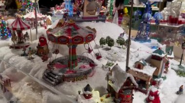 Londra, İngiltere - 20 Kasım 2024. Covent Gardens 'ta, kırmızı toplar ve çanların Noel süslemeleri etkileyici bir ışık tesisi ile vurgulanan şenlikli bir atmosfer yaratır..