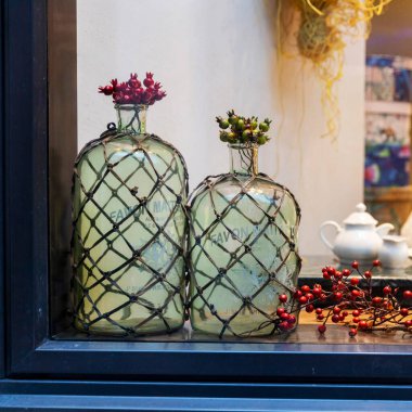 Londra, İngiltere - 23 Kasım 2024. Şekerci dükkanının vitrininde gül ağacı çileğiyle süslenmiş iki farklı şişe..