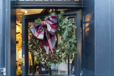 Geleneksel Noel çelengi: Ekoseli Fiyonk, Çam kozalağı ve Kırmızı Meyveli Ön Kapı Dekorasyonu