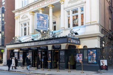 Londra, İngiltere - 20 Kasım 2024. York Dükü St. Martin 's Lane' deki tiyatro cephesinde Barselona 'nın performansını sergiliyor..