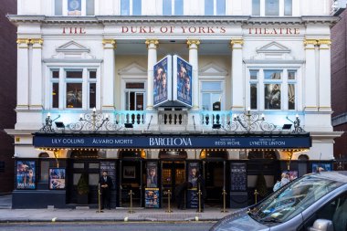 Londra, İngiltere - 20 Kasım 2024. The Duke of York Tiyatrosu 'nun ön cephesi, St. Martin' s Lane 'de bir West End tiyatrosu, Barcelona oyununun yer aldığı.