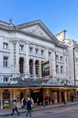 Londra, İngiltere - 20 Kasım 2024. Gündüz vakti Noel Coward Tiyatrosu 'nun ön yüzü..