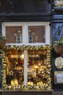 Londra, İngiltere - 22 Kasım 2024. Beyaz Aslan Pub 'ın penceresi, Covent Garden, Noel için süslenmiş..