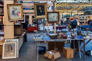 Londra, İngiltere - 22 Kasım 2024. Spitalfields Market 'teki bit pazarı. Tablolar, tencereler, tencereler ve satılık kitaplar..