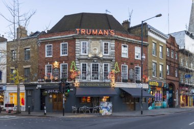 Londra, İngiltere - 22 Kasım 2024. Spitalfields Pazarı 'ndaki Altın Kalp, barlar ve barlar cephesi.