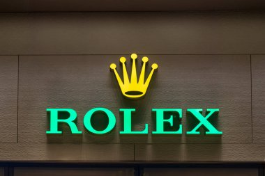 Londra, İngiltere - 22 Kasım 2024. Rolex saat satan bir dükkanda parlayan neon tabela.