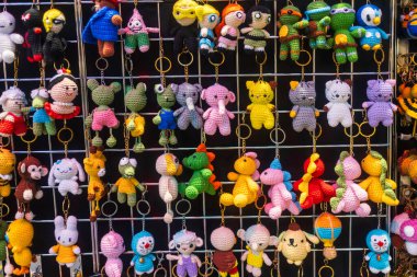 Satmak için örülmüş anahtarlık oyuncakları. Filler, dinozorlar, tavşanlar, elle işlenmiş kediler..