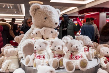 Londra, İngiltere - 1 Aralık 2024: Harrods Mağazası. Mağazada çeşitli boyutlarda beyaz pelüş ayılar Noel süveteri giyip sergileniyor..