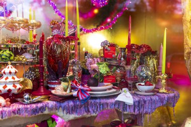 Londra, İngiltere - 2 Aralık 2024: Selfridges mağazasında Noel vitrini. Hediye paketleri, kekler, kekler ve bayram için bir şenlik masası..