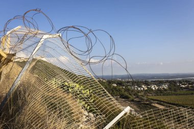 Lübnan sınırındaki dikenli tellerden Akdeniz manzarası Rosh HaNikra yerleşiminden. Savaş.