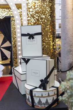 Londra, İngiltere - 25 Kasım 2024, Jo Malone 'un Covent Garden' da yürüttüğü bir parfüm kampanyası..