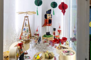 Bir antikacıda sergi, kırmızı ahşap fındıkkıranlar, Pinokyo, oyuncak trenler ve çeşitli klasik çocuk oyuncakları..