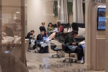 Londra, İngiltere - 4 Aralık 2024, Pedikür salonu. Teknisyenler müşterilerine pedikür yapıyor..