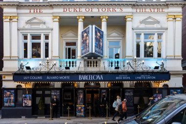 Londra, İngiltere - 4 Aralık 2024, The cepade of York 's Theatre, Westminster' da St. Martin 's Lane' de yer alan bir West End tiyatrosu.