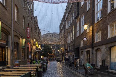  Londra, İngiltere - 24 Kasım 2024, Covent Garden 'da Noel ışıkları Seven Dials Market yakınlarında.