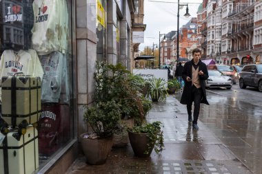 Londra, İngiltere - 24 Kasım 2024, Oxford Caddesi boyunca yürüyen insanlar üzerinde 