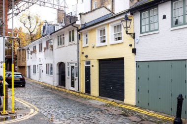 Londra, İngiltere - 1 Aralık 2024, Cheval Place 'deki çok renkli çift katlı evler.