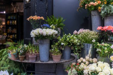 Londra, İngiltere 1 Aralık 2024 Çiçek Dükkanı Özgürlük. Zakkum çiçekli dallar, papatyalar, güller, eğrelti otları, nergisler, ladin dalları, cehennem sıçanları ve şakayıklar. 