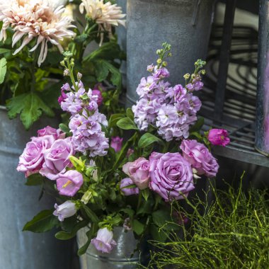 Lavantalı Matthiola incana, pembe güller ve çinko vazolarda satılık şeftali çiçekleri..
