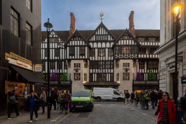 Londra, İngiltere - 23 Kasım 2024, Regent Caddesi 'ndeki Özgürlük Cephesi mağazası gün batımında.