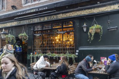 Londra, İngiltere - 23 Kasım 2024, Carnaby Caddesi, Popüler Bar 'da İnsanlar Shakespeare' in Başı.
