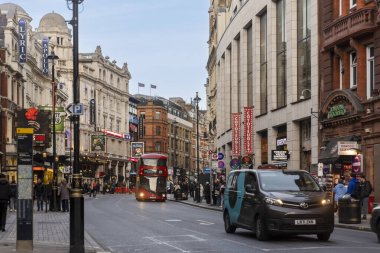 Londra, İngiltere - 23 Kasım 2024, Shaftesbury Bulvarı, West End Tiyatro Bölgesi, Westminster Şehri, W1.