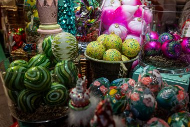 Londra, İngiltere - 3 Aralık 2024, Harrods mağazasında renkli Noel mücevherleri.
