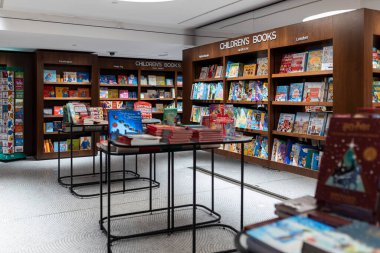 Londra, İngiltere - 3 Aralık 2024, Harrods çocuk kitapları bölümü Noel ve daha fazlası için hazırlandı.