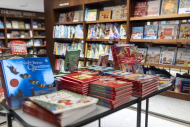 Londra, İngiltere - 3 Aralık 2024, Harrods 'taki çocuk kitapları bölümü Noel ve sonrası için hazır..