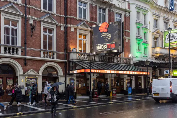 Londra, İngiltere. 13 Kasım 2024: Hadestown (Anas Mitchell) müzikali Shaftesbury Bulvarı, Lyric Theatre 'da. Ön cephe.