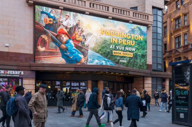 Londra, İngiltere - 2 Aralık 2024: Piccadilly Sirki. Peru 'daki Paddington filminin reklam panosunda..