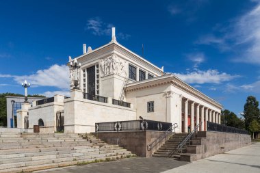 Moskova, Rusya - 23 Ağustos 2024, Dinamo metro istasyonu mavi yaz gökyüzünün arka planına karşı ön cephede baslar.