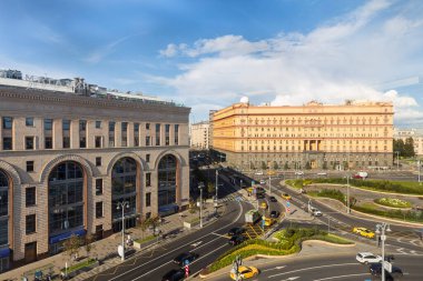 Moskova, Rusya - 23 Ağustos 2024, Çocuk Dünyası manzarası ve Lubyanka 'daki FSB binası.