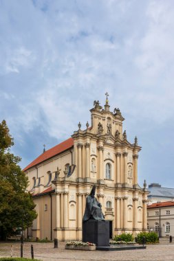Varşova, Polonya 9 Ekim 2024: Kardinal Stefan Wyszyski 'nin heykeli ve Varşova' daki Ziyaret Kilisesi.