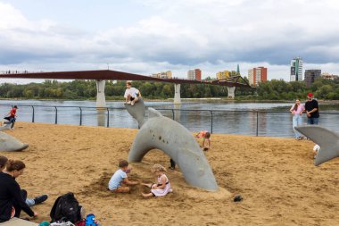 Varşova, Polonya - 12 Eylül 2024, Vistula Nehri yakınlarındaki General Patton Bulvarı Bulwary ve Wisla. Çocuklar kumda oynuyor..