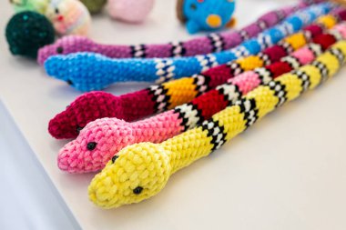 Tezgahın üstüne örülmüş renkli yılanlar..