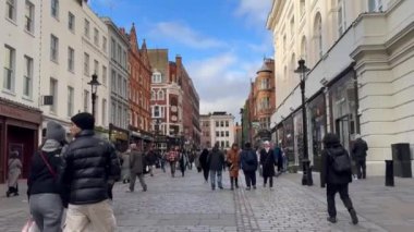 Londra, İngiltere 3 Aralık 2025: Carnaby Caddesi 'ndeki alışveriş caddesi boyunca yayalar yürüyor.